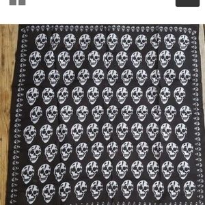 NW 30X30 SKULL BANDANA LAST ONE